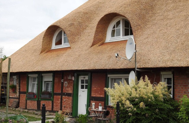 Apartment 'Urlaub Unterm Reetdach' with Private Garden and Wi-Fi