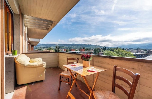 Apartment 'Varlungo Home Terrazza Panoramica' with Private Terrace, Wi-Fi and Air Conditioning