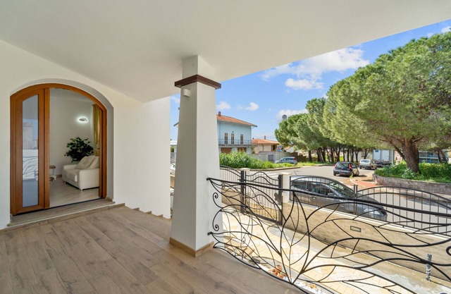 Apartment 'Villa Fraisca Appartamento Iperico' with Shared Garden, Wi-Fi and Air Conditioning