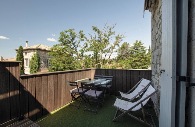 Apartment 'Viognier - Logement Avec Jacuzzi' with Private Terrace, Wi-Fi and Air Conditioning