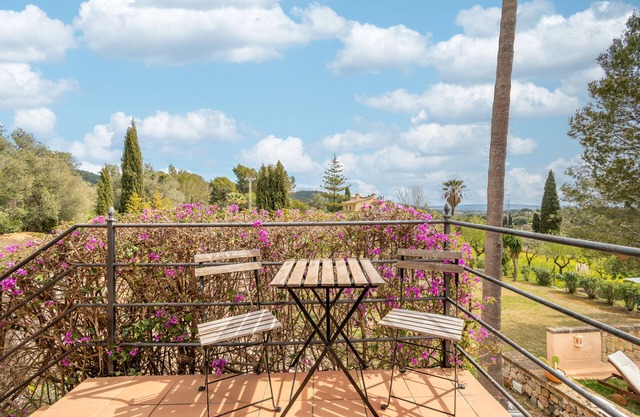 Apartment 'Vista Montaña' with Mountain View, Shared Pool and Wi-Fi