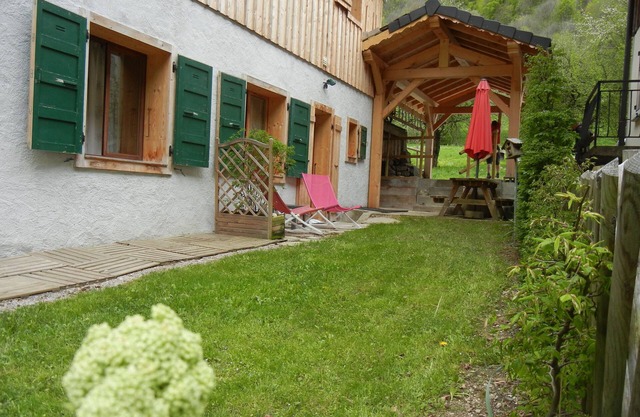 Apartment Winter, Summer, 2 rooms in chalet, independent access, covered parking