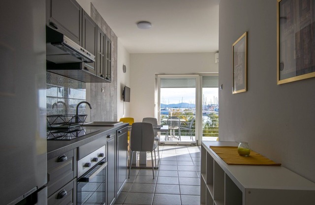 Apartment with 2 bedrooms, terrace with sea view, right on the beach