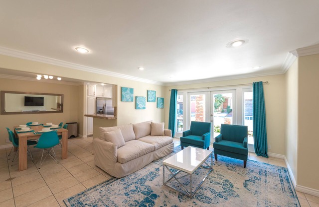 Apartment with 2 bedrooms, two bathrooms, one house from the sand
