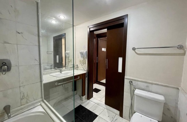 Apartment with balcony and bathtub 200m from Av. Paulista
