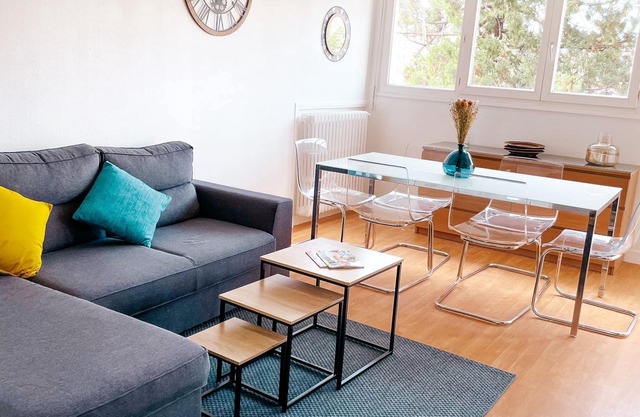 Apartment with Balcony, 4 bedrooms, space & comfort, Centre Gare