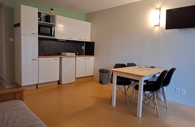 Apartment with balcony and garden access by the river next to Clisson