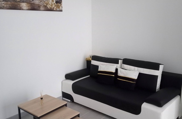 Apartment with garden and freestanding pool