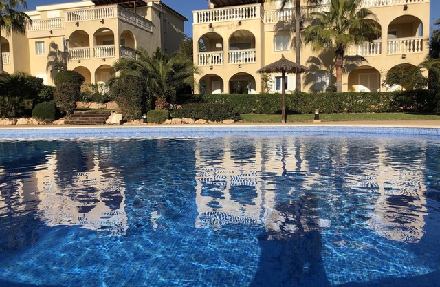 Apartment with large pool and garden in a well-kept complex, ideal for children