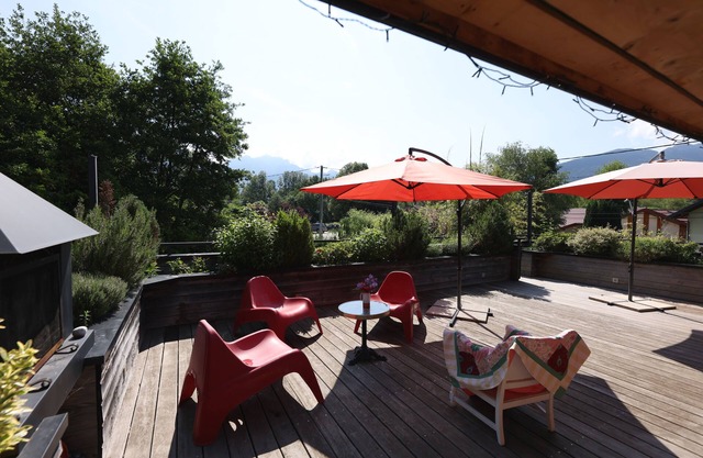 Apartment with large terrace on the edge of the cycle path 200m from the lake, 1 minute on foot