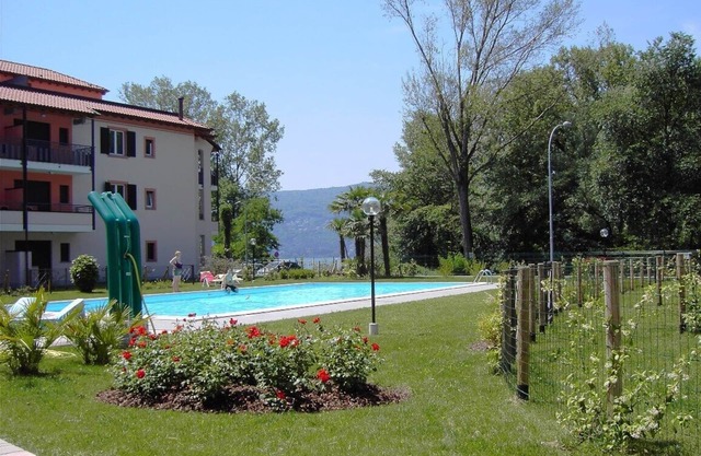 Apartment with private garden two steps from the lake.