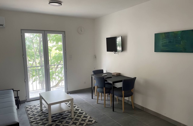 Apartment with private terrace on the edge of the Thau lagoon