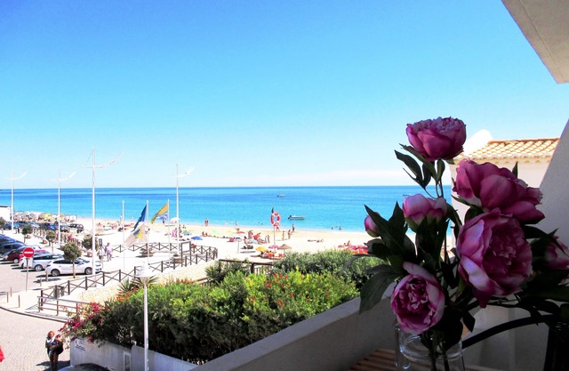 Apartment with sea views right on the beach
