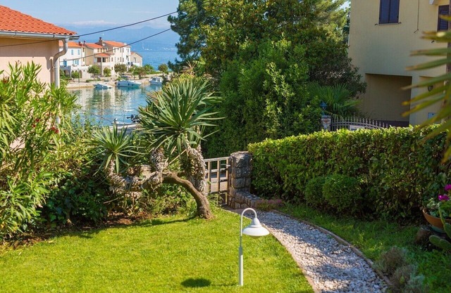 Apartment Zlendić very close to the sea