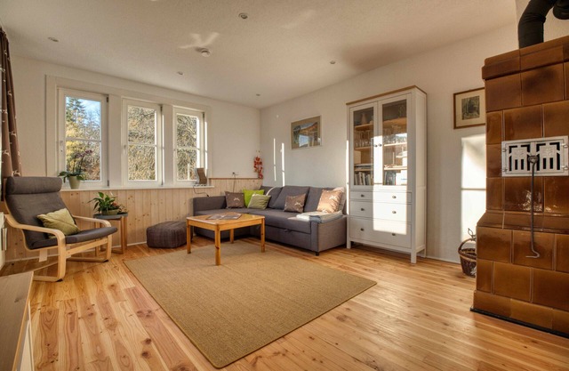 Apartment 'Zum Alten Wärterhaus Erdgeschoss' with Lake View, Shared Terrace and Wi-Fi