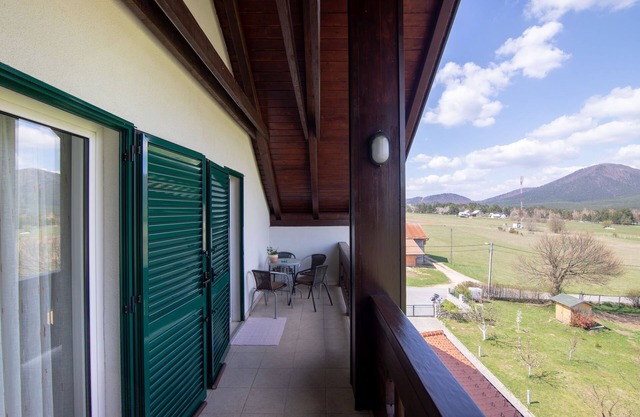 Apartments and Room Robert (80821-A1) - Korenica