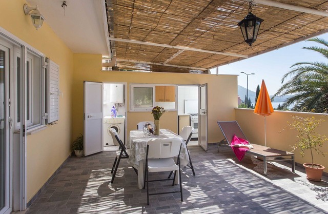Apartments Djurkovic - Two-Bedroom Apartment with Shared Terrace and Sea View