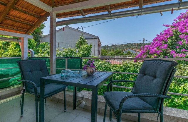 Apartments Dubravka (77561-A2) - Necujam - island Solta