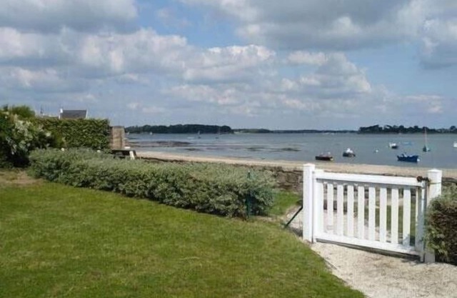 App. duplex in Locmariaquer, on the edge of the gulf, direct access to the sea.