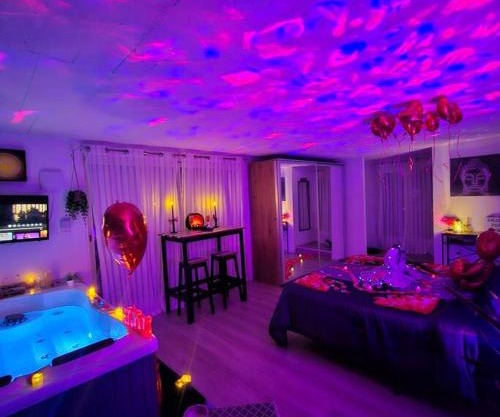 App jacuzzi & piscine privée - loveroom - Suite Emeraude