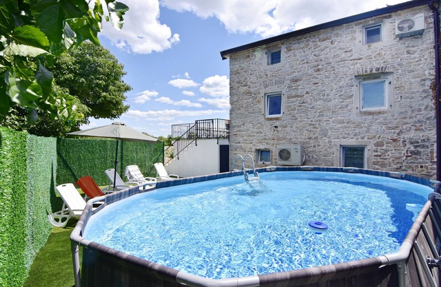 Appartamento con tre Camere, Terrazzo e Piscina Condivisa Vicino a Umago