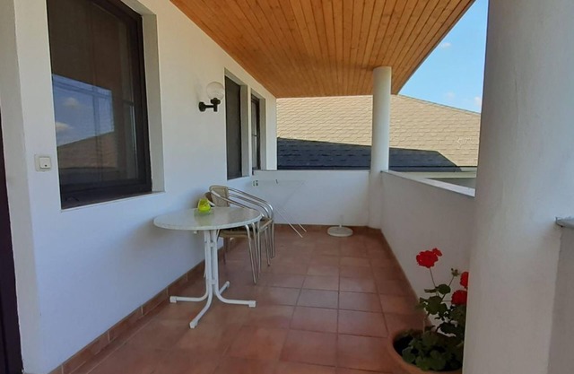 Appartement/2 Schlafräume/couch/hof - Ferienwohnungen & Weingut Fam. Kroiss