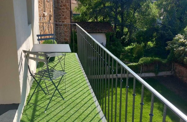 Appartement, Avec Extérieurs,calme ,bien Équipé ,proche Autoroute et Commerces