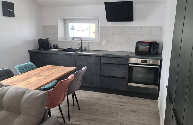 Appartement Deux Chambres Entièrement Rénové en 2023, Calme et Très Lumineux