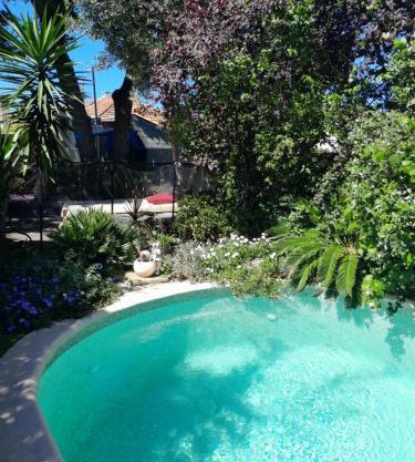 APPARTEMENT EN SOUS SOL DE VILLA avec accès jardin et piscine