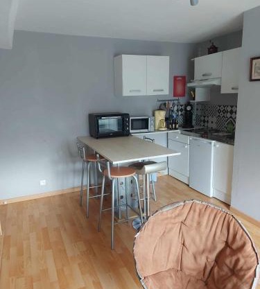appartement a l'étage d'une maison avec entrée commune comprenant une chambre avec un grand lit , une d'enfant et un clic-clac dans la piece de vie