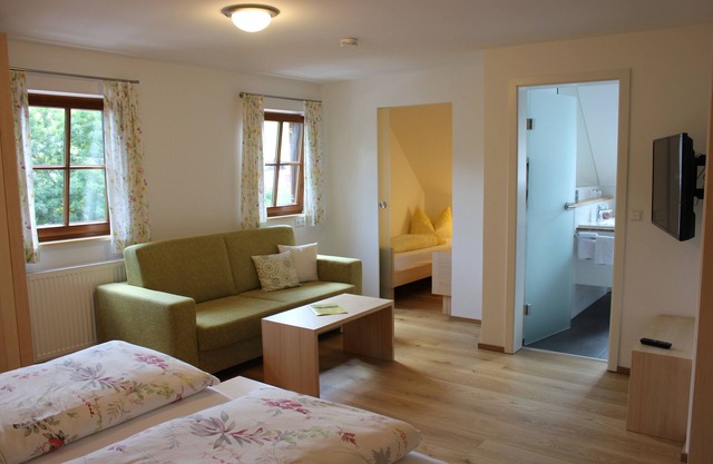Appartement mit großzügigem Vier-Bett-Zimmer, TV
