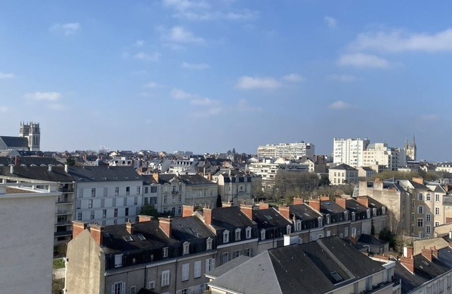 Appartement Panoramique Av. Jeanne Darc 76 M2+ Parking