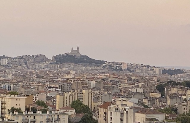 Appartement Tout Confort. Vue Imprenable sur la Rade et la Bonne Mère