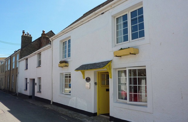 APRIL COTTAGE, pet friendly, country holiday cottage in Coverack