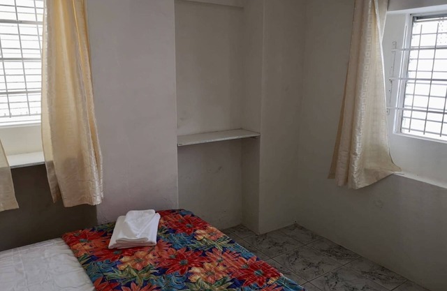 Apt 5. Beautiful 2 bedroom apartment, close to restaurants and Accra beach.