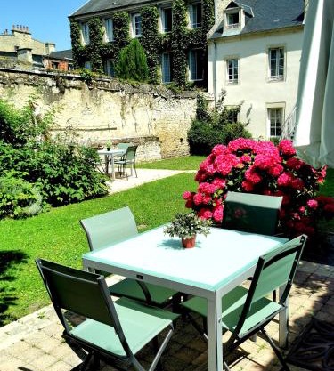 Apt duplex ou plain pied tout confort plein centre ville Bayeux proche commerces, restaurants, avec terrasse privative ou jardin commun aménagé clos, parking gratuit à proximité, proche plages du débarquement