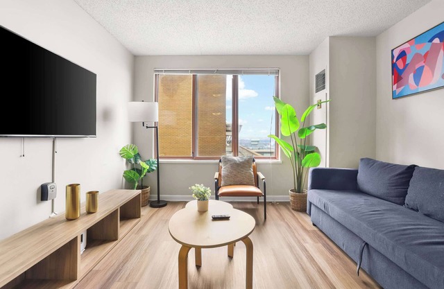 Apt in Prime Location – Steps from Metro