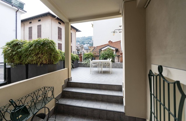 Apt + terrace, balcony, A/C and WiFi, in historic center of Stresa, just by lake
