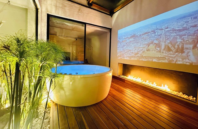 Apt with private jacuzzi sauna sauna fireplace cinema and gym king size bed 93 park