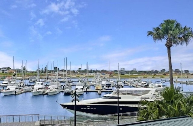 Aqua Marinus - NEW Luxury 3 bedroom waterfront Apartment at Shell Cove NSW 2529
