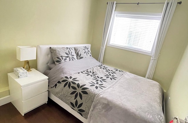 Arbutus west side cozy room