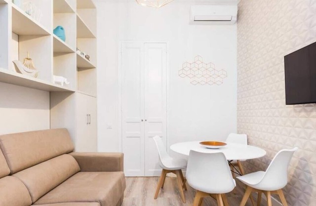 Arc de Triomf Modern apartment with balcony!