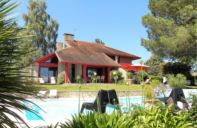 Archi villa in Béarn, heated salt pool, air conditioning, space and mountain view