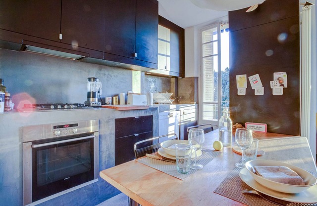 Architect Apartment Overlooking Zoo and the Good Mother