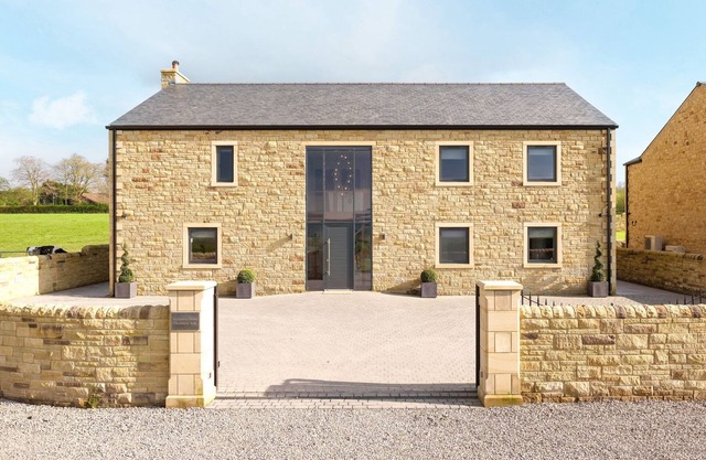 ARCHSTONE HOUSE, family friendly, with hot tub in Langho, Lancashire