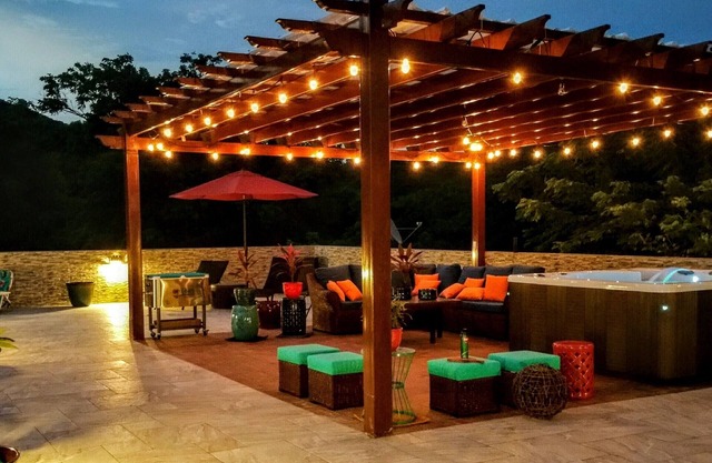 Arena Luxurious Condo w/Pool and Hot Tub