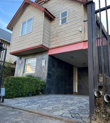 Arriendo Casa dos pisos por dia