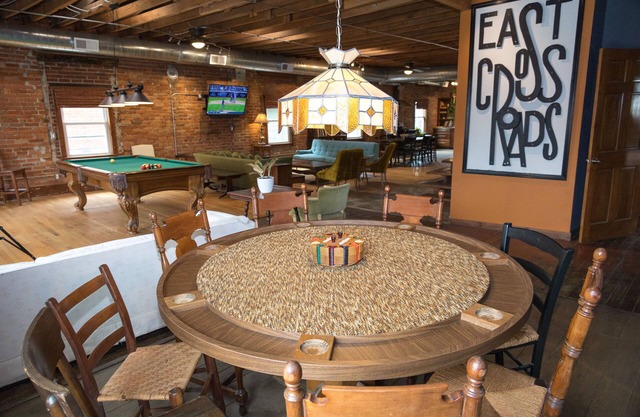 Art Alley Attic – Spacious Loft Near Breweries, Distilleries, Bars in Crossroads
