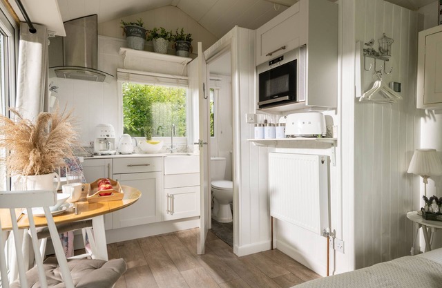 ART STUDIO - ROMANTIC ESCAPE | SLEEPS 2 | HOT TUB | BBQ | PETS ALLOWED | WI-FI