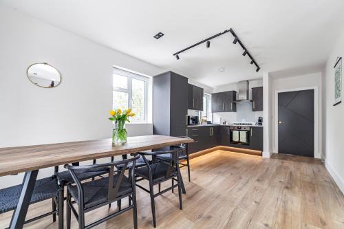 Arte Stays - Serviced Apartments for Leisure and Business - Private Parking - 12 minutes walking from Wembley Stadium